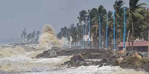 அசானி புயல் எதிரொலி - விமானங்கள் ரத்து; விசாகப்பட்டினம் துறைமுகம் மூடல்