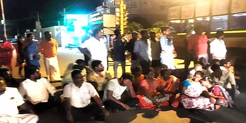 குழந்தை உயிரிழப்பு: அரசு மருத்துவமனை அலட்சியமே காரணம் - உறவினர்கள் சாலைமறியல்