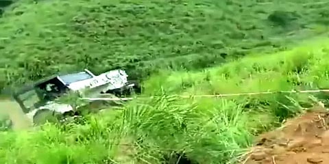 கேரளா: அனுமதியின்றி ஆபத்தை உணராமல் மலைகளுக்கிடையே நடைபெற்ற 'ஜீப் ரேஸ்'