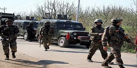 ஜம்மு காஷ்மீரில் துப்பாக்கிச்சூடு - 2 பயங்கரவாதிகள் உட்பட 3 பேர் உயிரிழப்பு