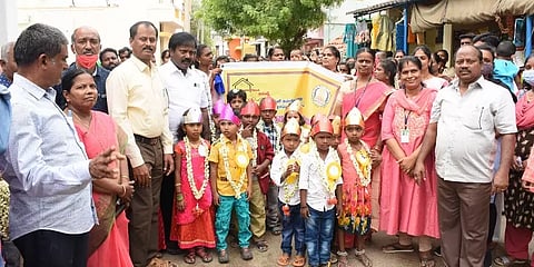 கல்வி சீர் வழங்கும் விழா: அரசு பள்ளியில் மாலை அணிவித்து மாணவர்களை வரவேற்ற ஆசிரியர்கள்!