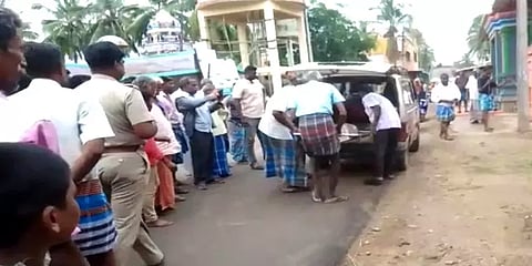 சாலையில் அறுந்து கிடந்த மின் கம்பியை அகற்ற முயன்ற பெண்ணுக்கு நேர்ந்த பரிதாபம்