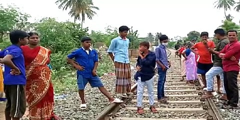 கை கால் துண்டிக்கப்பட்ட நிலையில் தண்டவாளத்தில் இருந்து குழந்தை சடலமாக மீட்பு