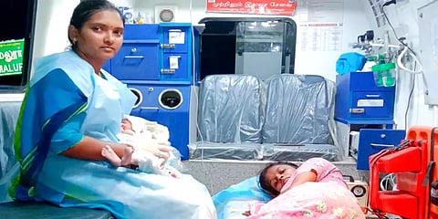 சேலம்: கர்ப்பிணி பெண்ணுக்கு ஓடும் ஆம்புலன்ஸில் பிறந்த ஆண் குழந்தை