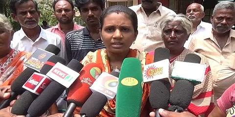 ”திமுக பிரமுகர் பாலியல் தொல்லை கொடுக்கிறார்” - காவல்நிலையத்தை முற்றுகையிட்ட பெண்!