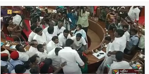 இருக்கைக்கு சண்டைபோட்ட திமுக, அதிமுக மாமன்ற உறுப்பினர்கள் - மதுரையில் பரபரப்பு