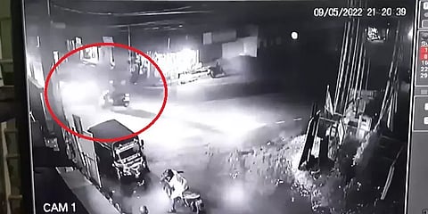 கேரளா: காரும், பைக்கும் நேருக்கு நேர் மோதி விபத்து - தூக்கி வீசப்பட்ட இருசக்கர வாகன ஓட்டி