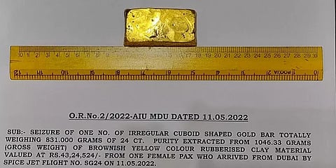 களிமண்ணிற்குள் ரூ.43 லட்ச தங்கம்! மதுரை விமான நிலையத்தில் துபாய் பயணியிடமிருந்து பறிமுதல்