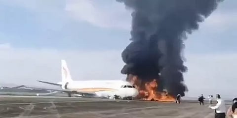 சீனா: ஓடுதளத்தில் இருந்து விலகி தீப்பிடித்த விமானம்