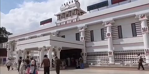 சைக்கிளுக்கு கூட 10 ரூபாய் கட்டணம் வசூலா..! அதிருப்தியில் மதுரை ரயில் பயணிகள்