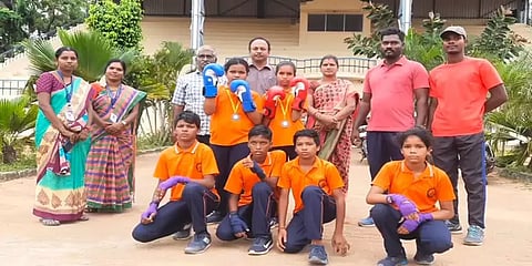 மாநில அளவிலான குத்துச்சண்டை: பதக்கம் வென்று சாதனை படைத்த நரிக்குறவர் மாணவிகள்