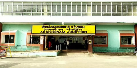 ரயில் மீது ஏறி தற்கொலைக்கு முயன்ற முதியவர்: சாதுர்யமாக மீட்ட ரயில்வே காவலர்கள்