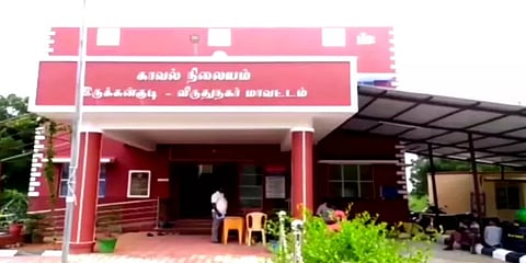 கைதியின் உறவினரிடம் துப்பாக்கியை கொடுத்துச் சென்றதாக 2 போலீசார் சஸ்பெண்ட்