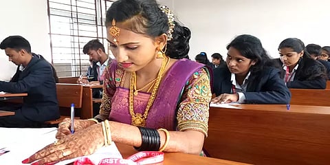 படிப்பிற்கு திருமணம் தடையில்லை: திருமணம் முடிந்த கையோடு தேர்வெழுதிய புதுமணப்பெண்