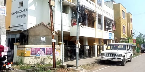 குடும்பத்துடன் வெளியூர் சென்று திரும்பிய தொழிலதிபருக்கு காத்திருந்த அதிர்ச்சி