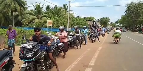 அதிகாலை முதல்.. இரண்டு கிமீ தூரம்.. எரிபொருளுக்காக வரிசையில் காத்திருக்கும் இலங்கை மக்கள்!