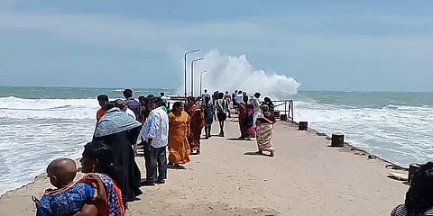 30 அடிக்கு மேல் ஆக்ரோஷத்துடன் எழும் கடல்-ஆபத்தை உணராத சுற்றுலாப் பயணிகள் செய்யும் காரியம்!