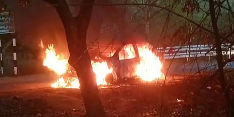 அமிர்தி வனப்பகுதியில் திடீரென தீப்பற்றி எரிந்த கார் - மழை பெய்ததால் காட்டுத்தீ தவிர்ப்பு