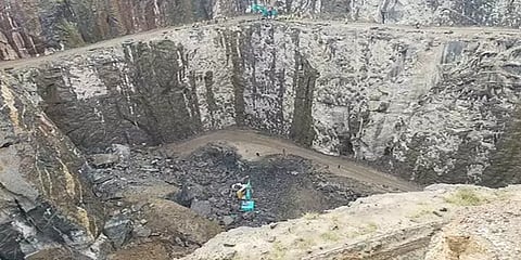 நெல்லை: கல்குவாரியில் பாறைகள் சரிந்து விபத்து - 2 பேர் மீட்பு... மற்ற 4 பேரின் கதி என்ன?