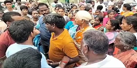 பள்ளி மாணவன் வெட்டிப் படுகொலை: குற்றவாளிகளை கைது செய்யக்கோரி சாலைமறியல்