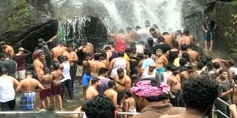 கொளுத்தும் வெயில்: குற்றால அருவிகளில் குவிந்த சுற்றுலா பயணிகள்