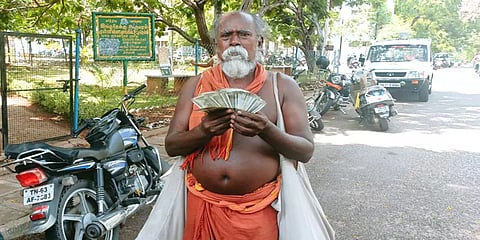 இலங்கை தமிழர் நிவாரண நிதி: திண்டுக்கல் ஆட்சியரிடம் ரூ.10 ஆயிரம் வழங்கிய யாசகர்