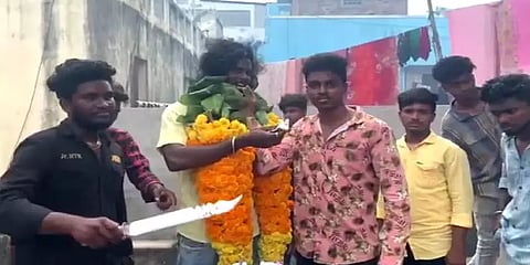 பட்டாக் கத்தியால் கேக் வெட்டி பிறந்தநாள் கொண்டாடிய இளைஞர்கள்: வைரல் வீடியோ