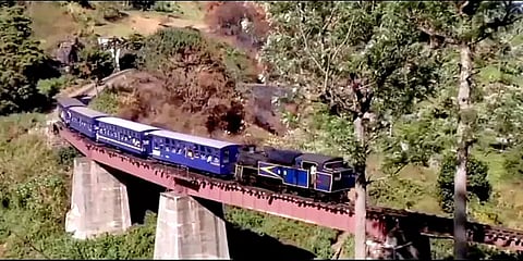 ஊட்டியில் ரம்யமான சூழல்: மலை ரயிலில் பயணிக்க ஆர்வம் காட்டும் சுற்றுலா பயணிகள்