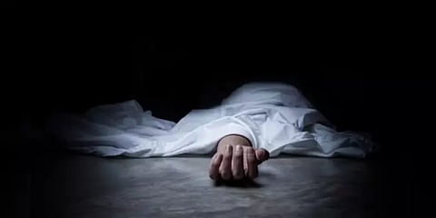 சட்டவிரோத விளம்பர பதாகையால் பேருந்து நிலையத்தில் அமர்ந்த இளைஞர் மின்சாரம் தாக்கி பலி!