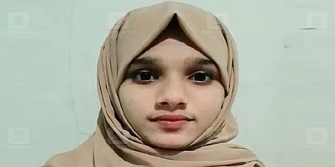 செல்ஃபி எடுத்த பள்ளி மாணவி ரயில் மோதி உயிரிழப்பு - கேரளாவில் பரிதாபம்