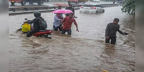 அசாமில் கனமழை வெள்ளத்தில் சிக்கி மூவர் பலி