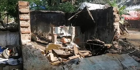 செங்கல்பட்டு: மழையால் திடீரென இடிந்த அரசு தொகுப்பு வீடு... கணவன் - மனைவிக்கு பலத்த காயம்