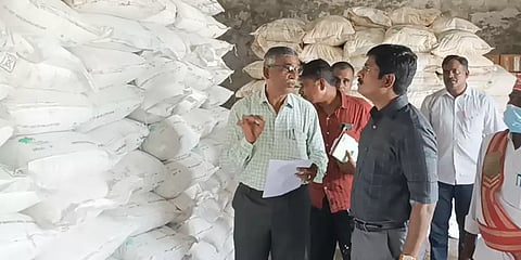 விழுப்புரம்: ஆவணங்களின்றி பதுக்கப்பட்ட 165 டன் உரம் பறிமுதல்; ஆட்சியர் நேரில் ஆய்வு