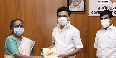 தூத்துக்குடி துப்பாக்கிச் சூடு: முழு அறிக்கையை முதல்வரிடம் சமர்பித்தது ஒருநபர் ஆணையம்