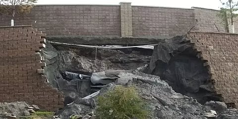 குஜராத்: தொழிற்சாலை சுவர் இடிந்து விழுந்து 12 பேர் உயிரிழப்பு - 20 பேரின் நிலை என்ன?