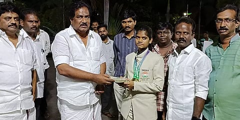 மாற்றுத்திறனாளிகளுக்கான ஒலிம்பிக்: 3 தங்கப்பதக்கம் வென்று அசத்திய 12-ம் வகுப்பு மாணவி!