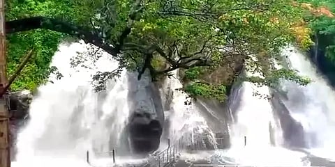 குற்றால அருவிகளில் விழத்துவங்கிய சிறுகற்கள் - குளிக்கத் தடை