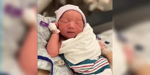 நடுவானில் பிரசவ வலி: பணிப்பெண் உதவியால் பிறந்த குழந்தைக்கு புதுவிதமான பெயரிட்ட தாய்