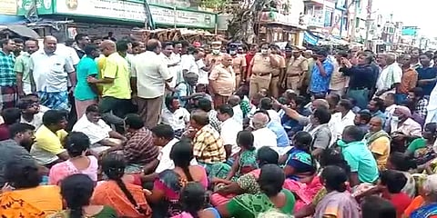 ஜேசிபி ஆப்ரேட்டர் அடித்துக் கொலை: குற்றவாளிகளை கைது செய்யக்கோரி சாலைமறியல்