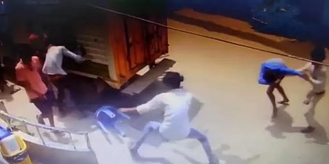 மதுரை: சாலையில் சண்டையிட்டுக் கொண்ட பள்ளி மாணவர்கள்