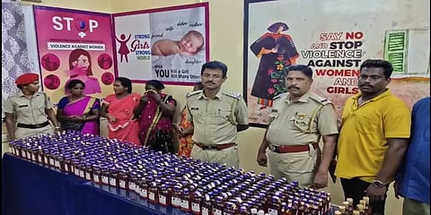 புதுச்சேரி - தமிழகம் கடத்திவந்த 500க்கும் மேற்பட்ட மதுபாட்டில்கள் பறிமுதல்- 4 பெண்கள் கைது