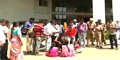 திருப்பூர்: கணவனிடமிருந்து ஜீவனாம்சம் பெற்றுத் தரக்கோரி குழந்தைகளுடன் பெண் தர்ணா