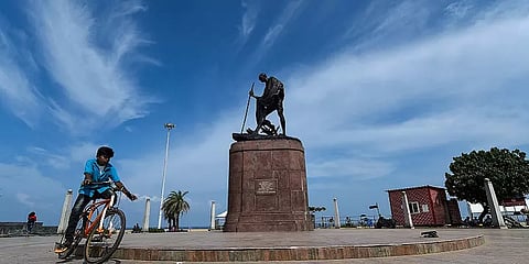 இடம்பெயர்கிறது மெரினாவிலுள்ள மகாத்மா காந்தி சிலை; தடையில்லா சான்றிதழ் வழங்கியது மாநகராட்சி