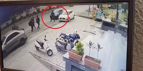 கார் மோதியதில் 20 அடி தூரம் தூக்கி வீசப்பட்டவர் சம்பவ இடத்திலேயே உயிரிழப்பு