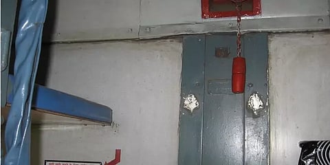 தகுந்த காரணமின்றி ரயிலில் அலாரம் செயினை இழுக்கக்கூடாது - ரயில்வே போலீசார்