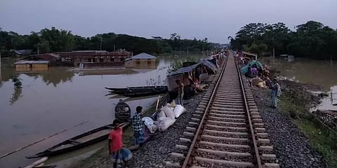 அசாமில் மோசமடைந்த வெள்ள பாதிப்பு - தண்டவாளங்களில் தஞ்சம் புகுந்த மக்கள்