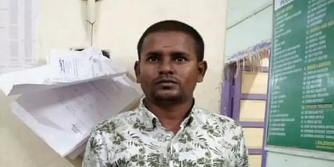 குரூப் 2 தேர்வு அறைக்கு செல்போன் கொண்டு வந்த நபர்.. வெளியேற்றிய போலீஸ்!