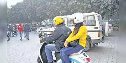 இருசக்கர வாகனங்களில் பின்னிருப்பவர்களும் தலைக்கவசம் அணிவதை கண்காணிக்க காவல்துறை முடிவு!