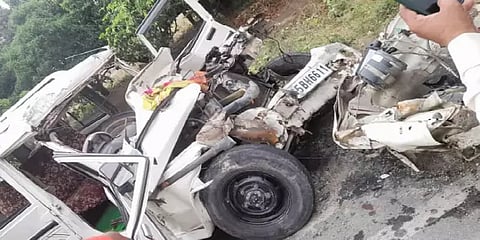 நின்று கொண்டிருந்த லாரி மீது கார் மோதி 8 பேர் பலி; திருமணம் முடிந்து திரும்பும்போது சோகம்