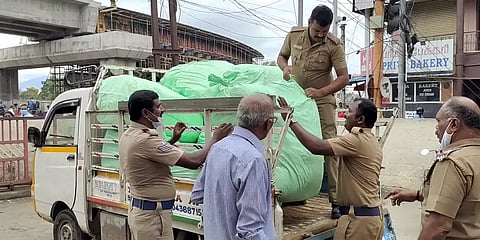 கோவை: தடை செய்யப்பட்ட ஒரு டன் குட்கா பறிமுதல்; போலீஸ் கிடுக்குப்பிடி விசாரணை